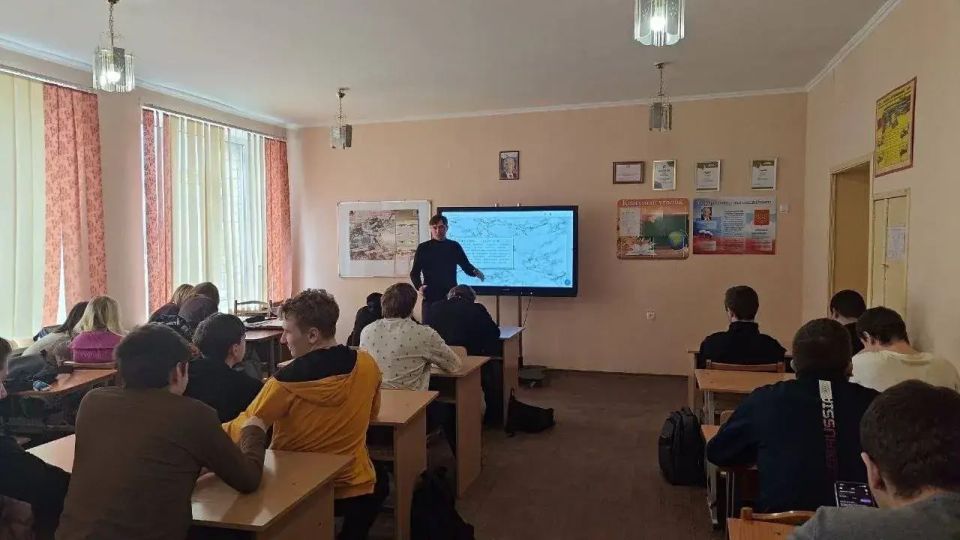 Александр Дудка осмотрел ход ремонтных работ в детском саду села Красное Александр Дудка осмотрел ход ремонтных работ в детском саду села Красное