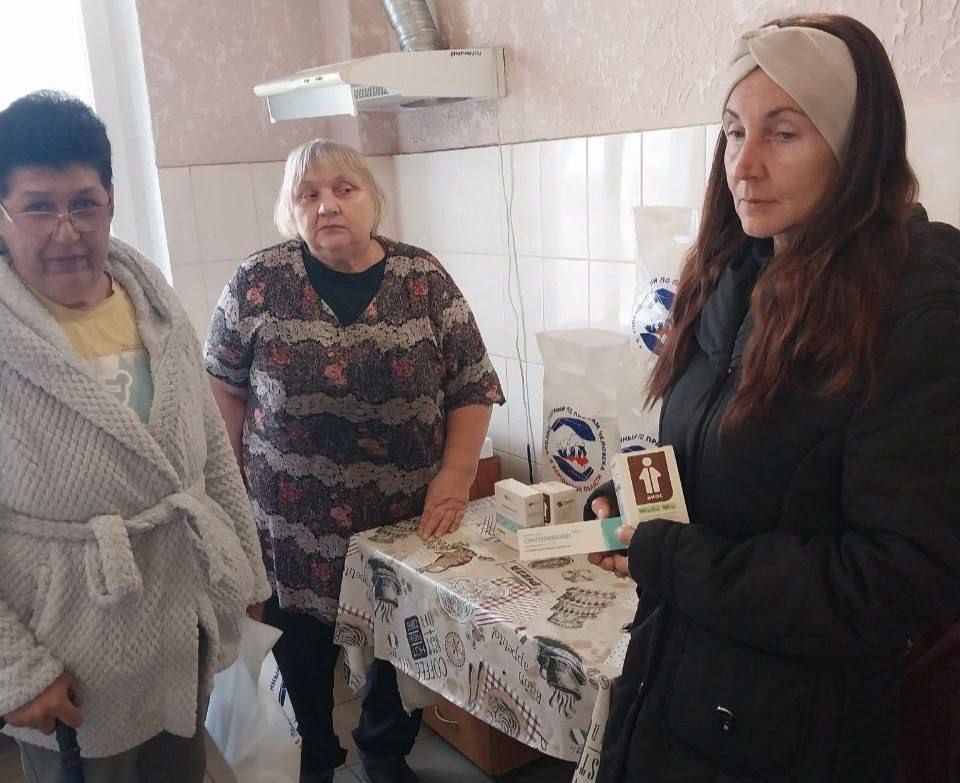 Омбудсмен Сергей Георгиев передал лекарства в пункт временного размещения в Херсонской области Омбудсмен Сергей Георгиев передал лекарства в пункт временного размещения в Херсонской области