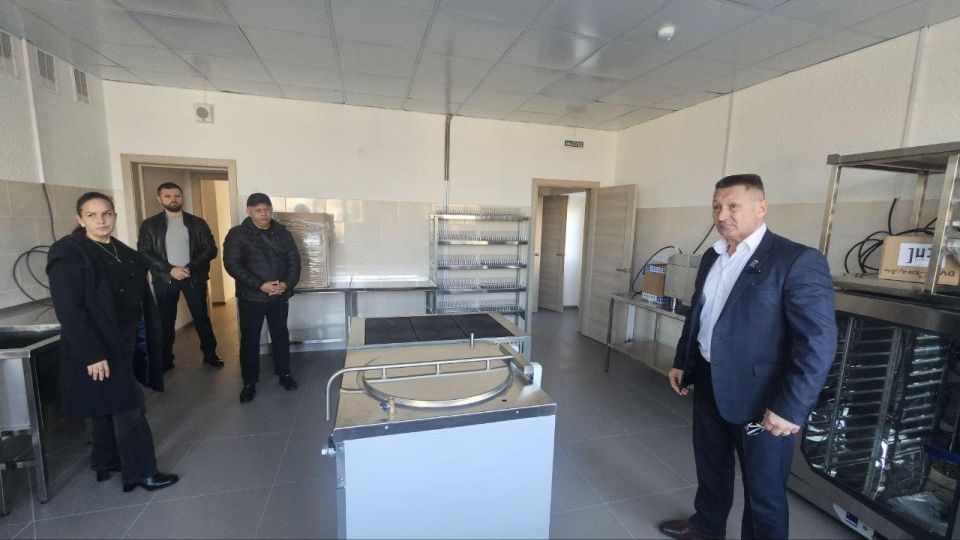 Александр Дудка осмотрел ход ремонтных работ в детском саду села Красное Александр Дудка осмотрел ход ремонтных работ в детском саду села Красное