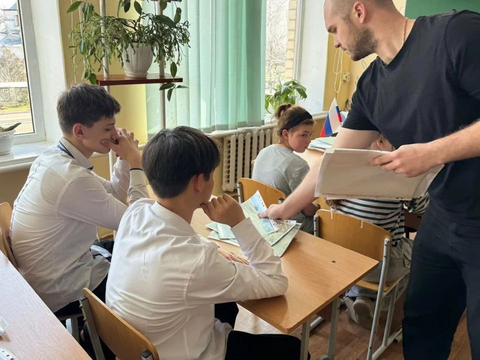 Сотрудники природного парка «Джарылгач» провели экоурок для школьников Приморского Сотрудники природного парка «Джарылгач» провели экоурок для школьников Приморского