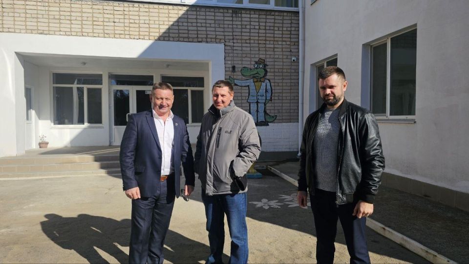 Александр Дудка осмотрел ход ремонтных работ в детском саду села Красное Александр Дудка осмотрел ход ремонтных работ в детском саду села Красное
