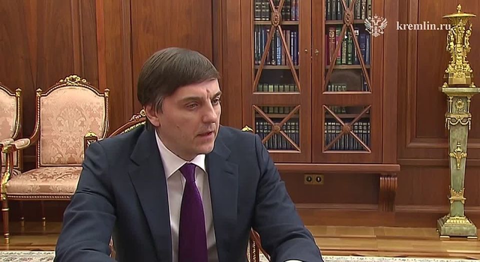 Путин обсудил с Кравцовым стратегию развития образования и единые госучебники