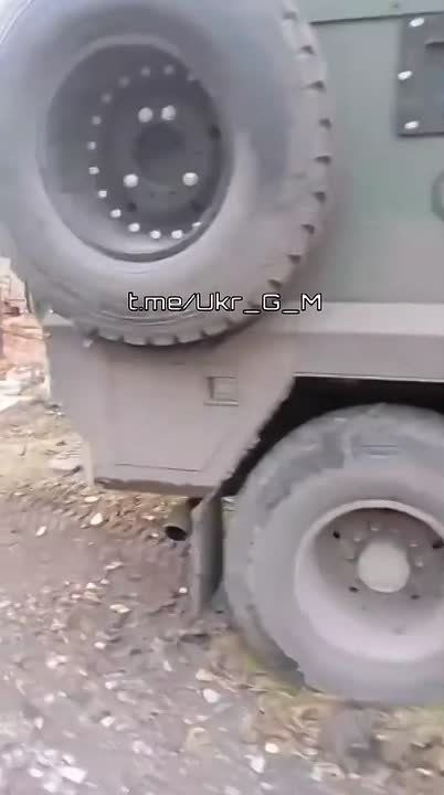 Канадский бронеавтомобиль Roshel Senator вместе с украинским боевиком