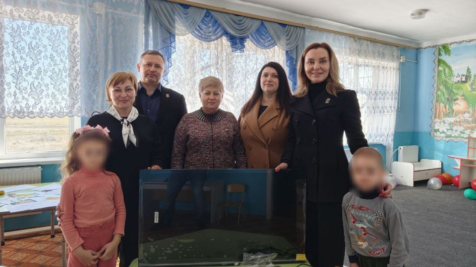 В детский сад села Дивное Новотроицкого округа при содействии "Единой России" передали телевизор