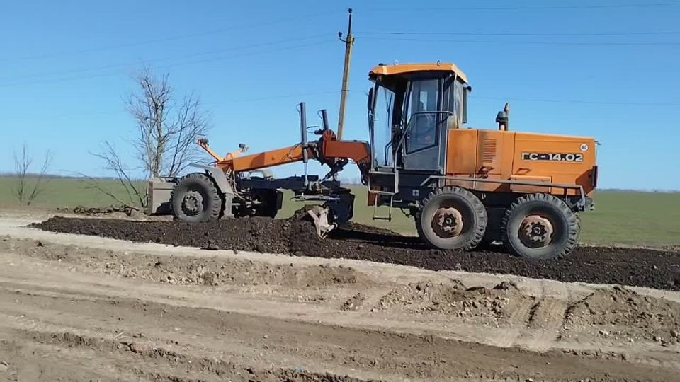 Ивановский участок "Херсон Автодор" восстанавливает профиль автодороги "Ивановка – Агайманы – Зелёное"
