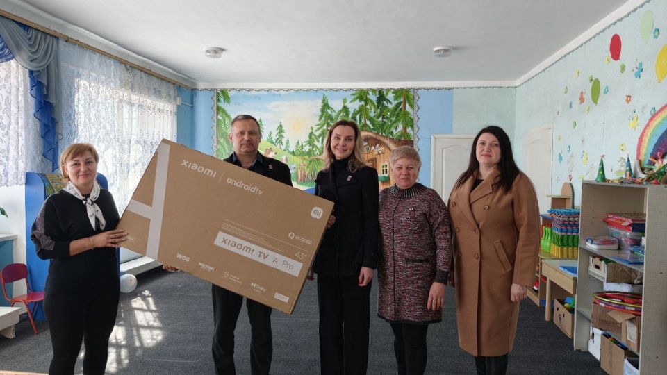 В детский сад села Дивное Новотроицкого округа при содействии "Единой России" передали телевизор В детский сад села Дивное Новотроицкого округа при содействии "Единой России" передали телевизор