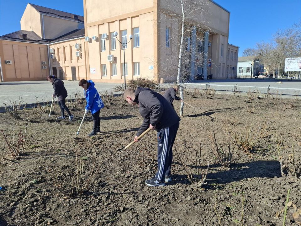 В Нижнесерогозском муниципальном округе в преддверии празднования Дня воссоединения Крыма с Россией прошёл масштабный субботник с участием членов партии «Единая Россия» В Нижнесерогозском муниципальном округе в преддверии празднования Дня воссоединения Крыма с Россией прошёл масштабный субботник с участием членов партии «Единая Россия»