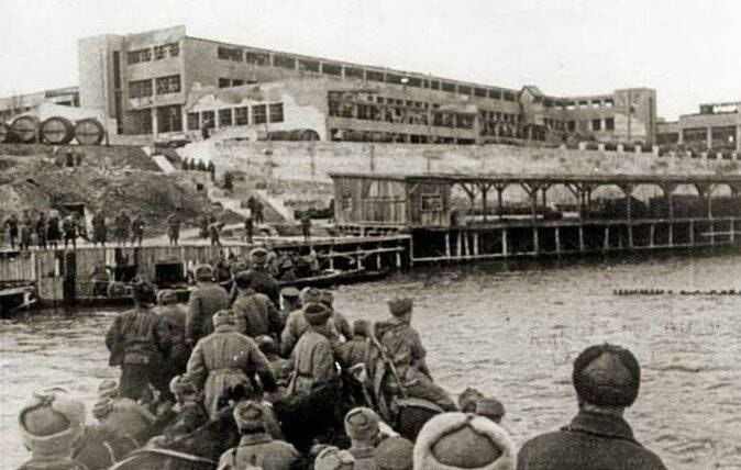 Немного фотографий, передающих атмосферу дней освобождения Херсона советскими солдатами Немного фотографий, передающих атмосферу дней освобождения Херсона советскими солдатами