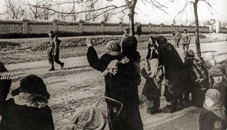 Немного фотографий, передающих атмосферу дней освобождения Херсона советскими солдатами Немного фотографий, передающих атмосферу дней освобождения Херсона советскими солдатами