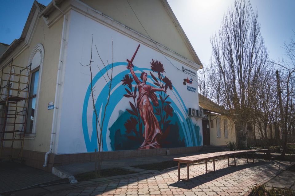 В Геническе открыли мурал «Родина-мать зовёт!» В Геническе открыли мурал «Родина-мать зовёт!»