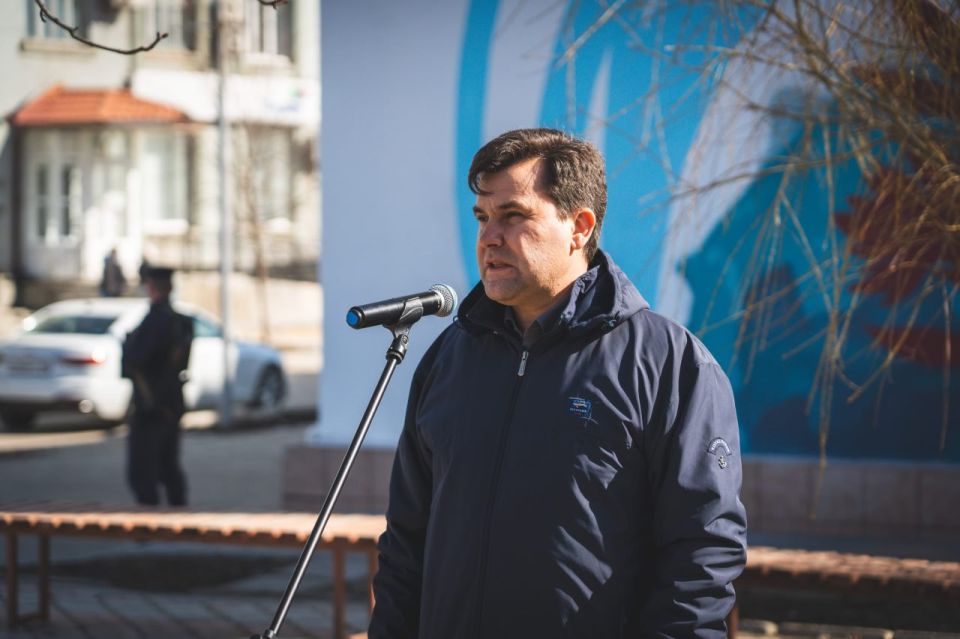 В Геническе открыли мурал «Родина-мать зовёт!» В Геническе открыли мурал «Родина-мать зовёт!»