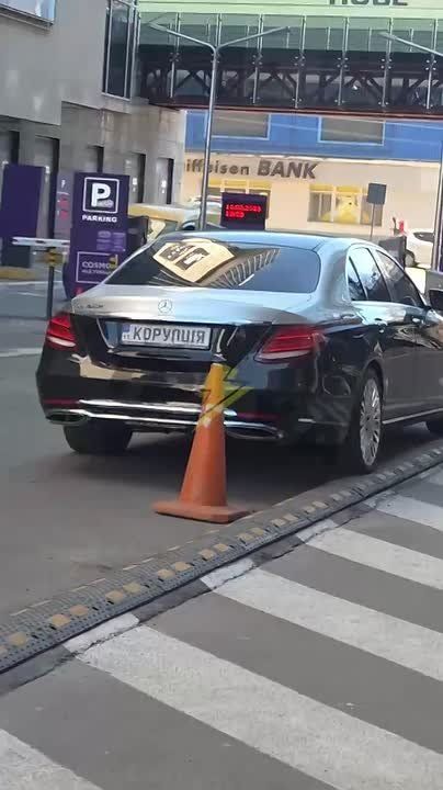 В Киеве заметили Майбах с номерами «Коррупция»
