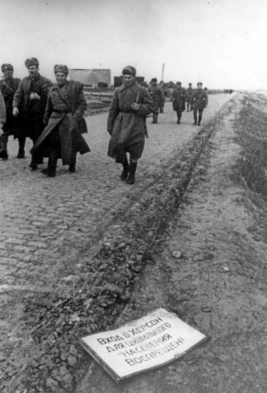 Немного фотографий, передающих атмосферу дней освобождения Херсона советскими солдатами Немного фотографий, передающих атмосферу дней освобождения Херсона советскими солдатами