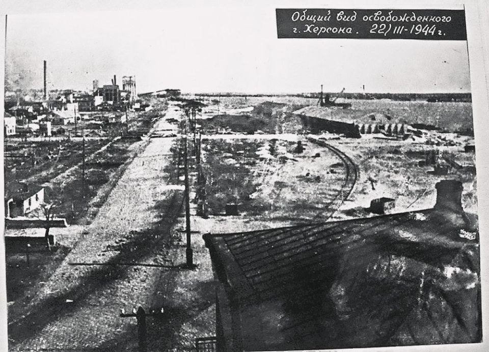 Немного фотографий, передающих атмосферу дней освобождения Херсона советскими солдатами Немного фотографий, передающих атмосферу дней освобождения Херсона советскими солдатами