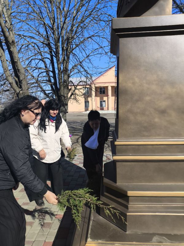 А селе Вольное 13 марта прошел митинг-реквием, посвященный годовщине освобождения Херсона от немецко-фашистских оккупантов (13 марта 1944 года) А селе Вольное 13 марта прошел митинг-реквием, посвященный годовщине освобождения Херсона от немецко-фашистских оккупантов (13 марта 1944 года)