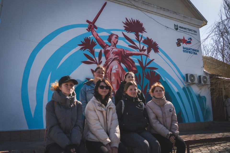 В Геническе открыли мурал «Родина-мать зовёт!» В Геническе открыли мурал «Родина-мать зовёт!»
