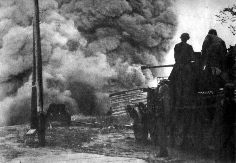Немного фотографий, передающих атмосферу дней освобождения Херсона советскими солдатами Немного фотографий, передающих атмосферу дней освобождения Херсона советскими солдатами