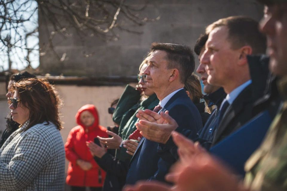 В Геническе открыли мурал «Родина-мать зовёт!» В Геническе открыли мурал «Родина-мать зовёт!»