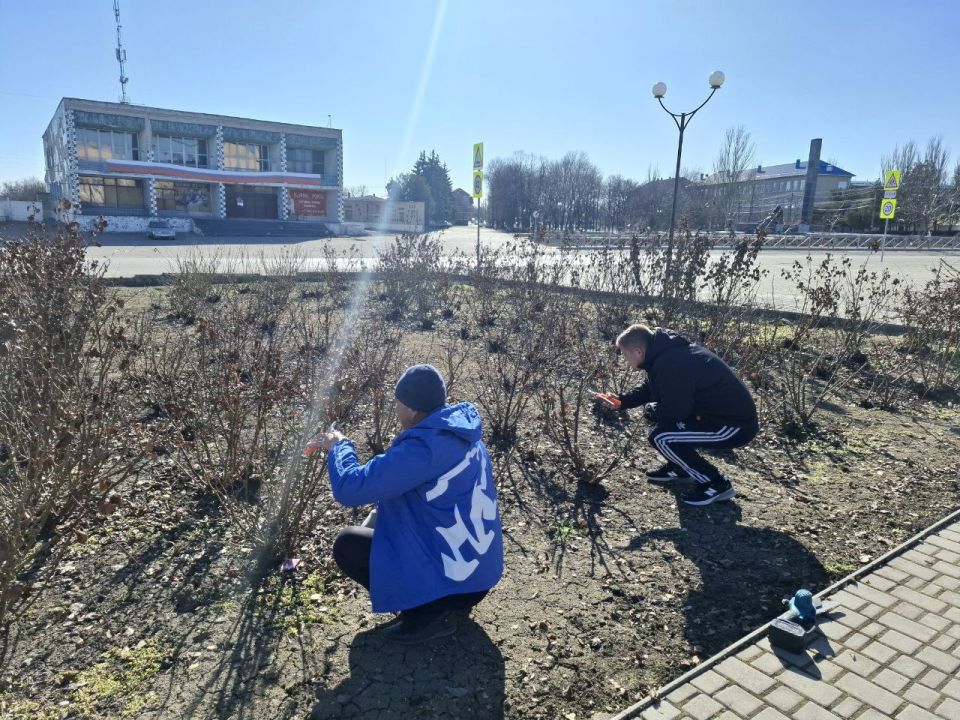 В Нижнесерогозском муниципальном округе в преддверии празднования Дня воссоединения Крыма с Россией прошёл масштабный субботник с участием членов партии «Единая Россия» В Нижнесерогозском муниципальном округе в преддверии празднования Дня воссоединения Крыма с Россией прошёл масштабный субботник с участием членов партии «Единая Россия»