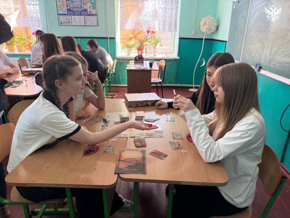 Павел Шувалкин открыл презентацию патриотической настольной игры в Круглоозерской школе Павел Шувалкин открыл презентацию патриотической настольной игры в Круглоозерской школе