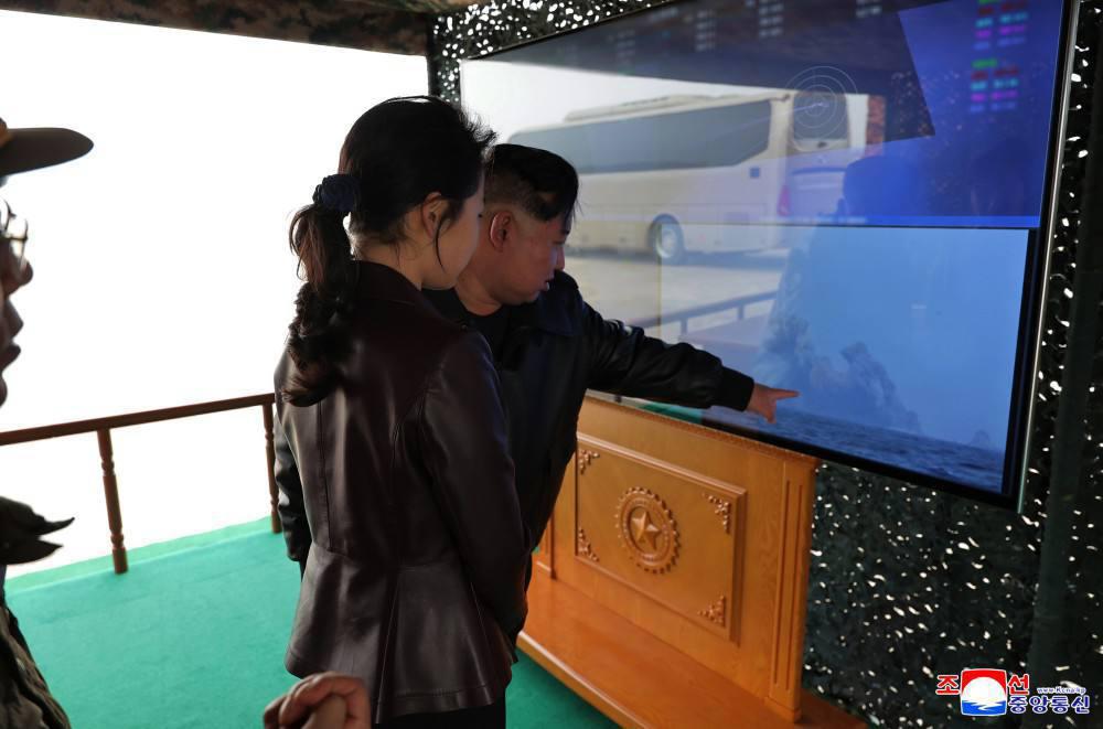 Ким Чен Ын вместе с дочерью Ким Чжу Э наблюдал за учениями дальнобойной артиллерии КНДР Ким Чен Ын вместе с дочерью Ким Чжу Э наблюдал за учениями дальнобойной артиллерии КНДР