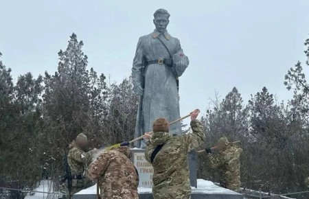 В Херсонской области росгвардейцы привели в порядок памятник и места захоронений воинам Великой Отечественной войны