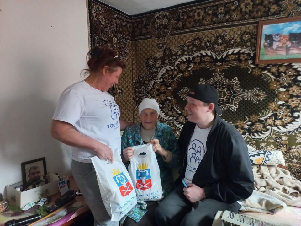 В День добрых дел активисты ТОС «Мечта» доставили гуманитарную помощь маломобильным и одиноким пожилым жителям Каховки В День добрых дел активисты ТОС «Мечта» доставили гуманитарную помощь маломобильным и одиноким пожилым жителям Каховки