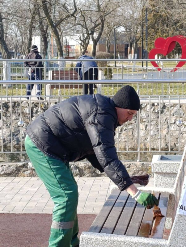 В Геническом округе продолжаются работы по весеннему благоустройству В Геническом округе продолжаются работы по весеннему благоустройству
