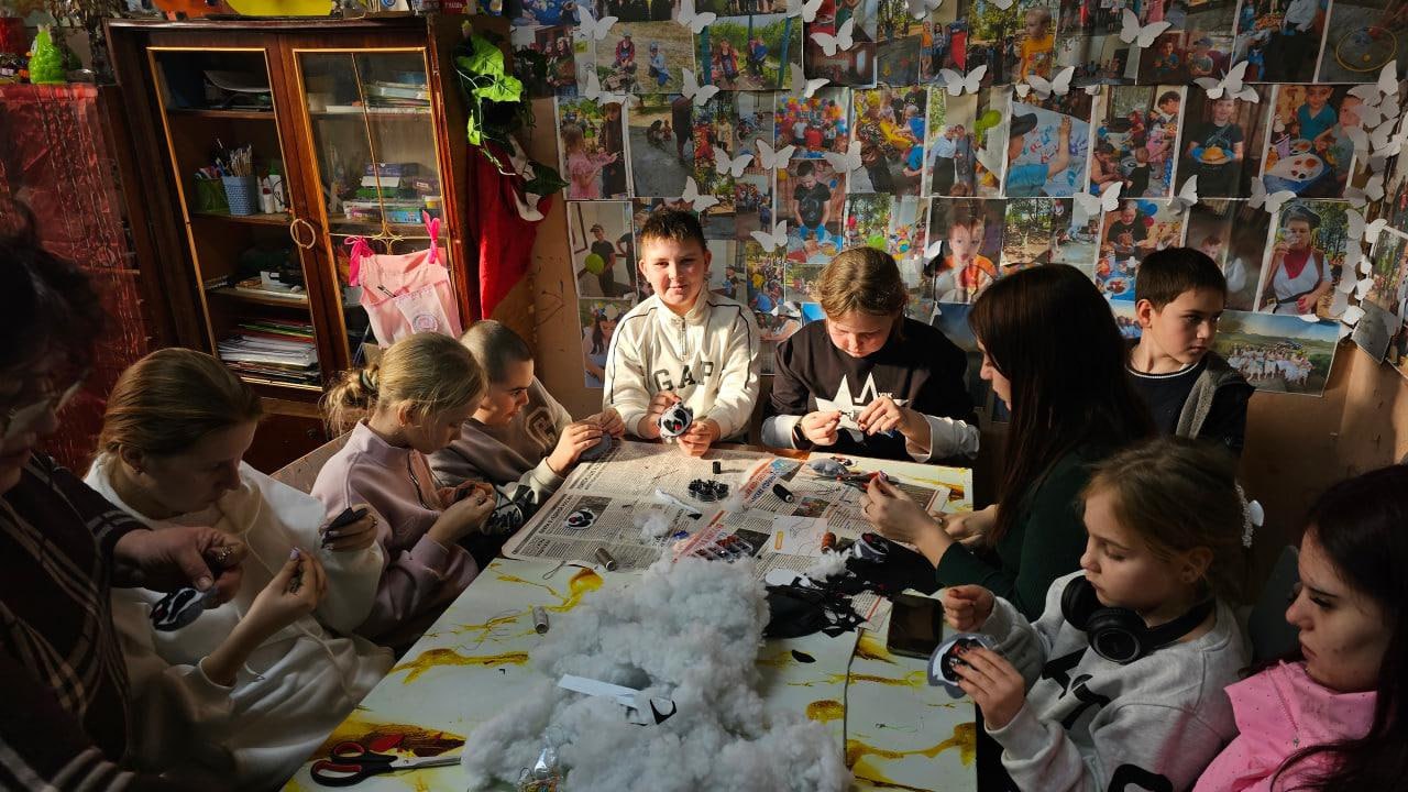 Маленькие талисманы для большой победы: в Семихатке прошла акция «Добрый енот» Маленькие талисманы для большой победы: в Семихатке прошла акция «Добрый енот»