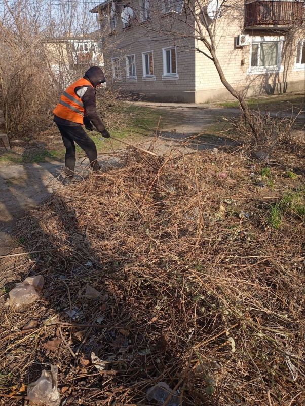 В Геническом округе продолжаются работы по весеннему благоустройству В Геническом округе продолжаются работы по весеннему благоустройству