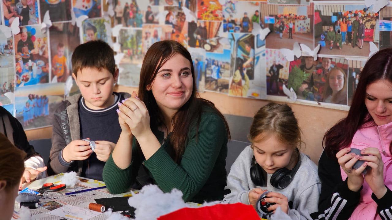 Маленькие талисманы для большой победы: в Семихатке прошла акция «Добрый енот» Маленькие талисманы для большой победы: в Семихатке прошла акция «Добрый енот»