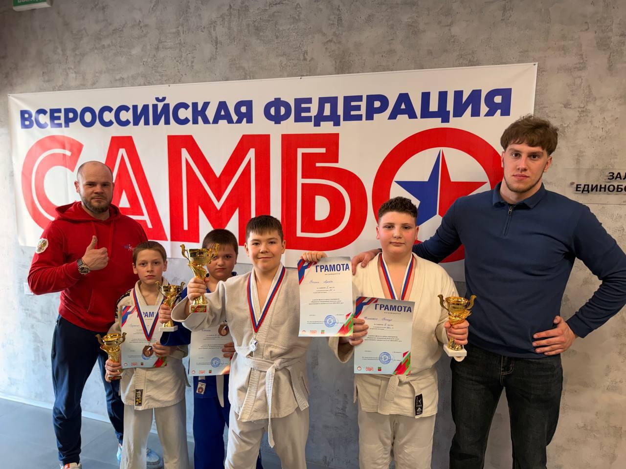 В их глазах — свет первых побед В их глазах — свет первых побед