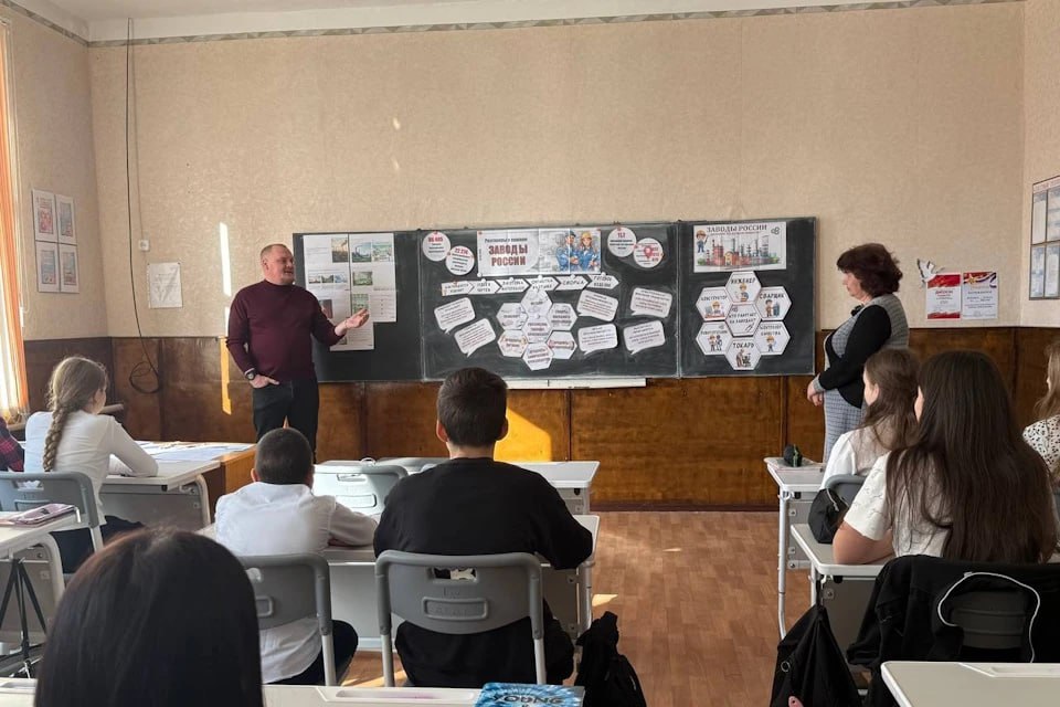 Директор завода рассказал ученикам Ровненской школы о новых производствах
