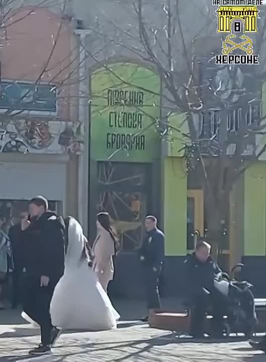 Увидеть молодожёнов в Херсоне сейчас — редкая, но очень трогательная картина