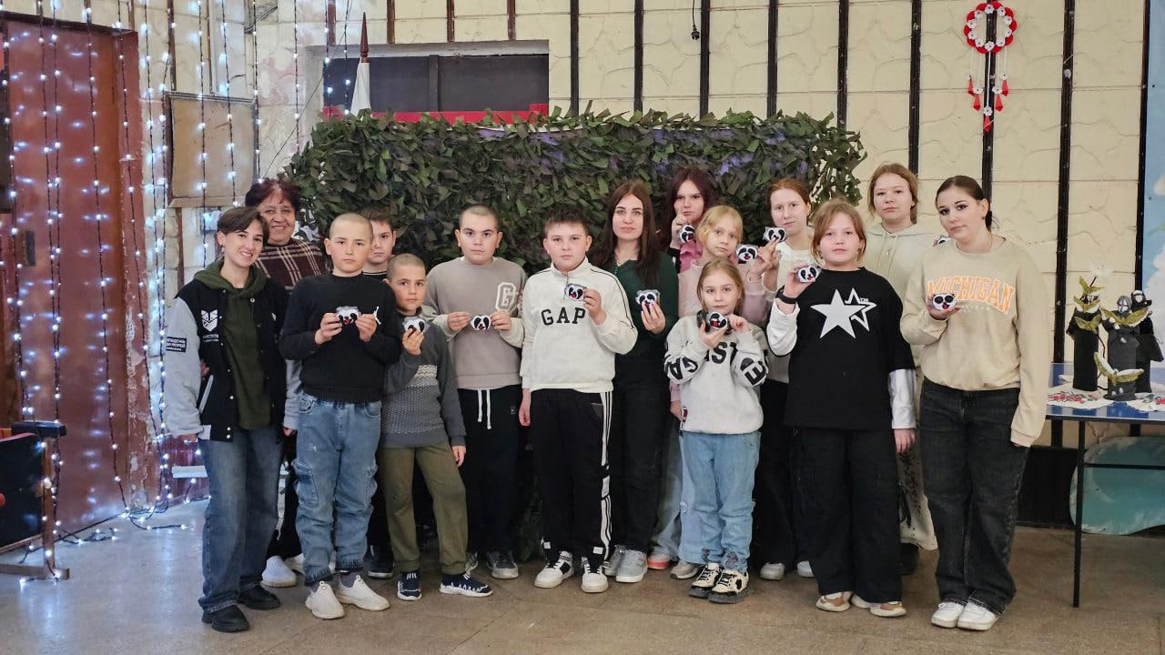 Маленькие талисманы для большой победы: в Семихатке прошла акция «Добрый енот» Маленькие талисманы для большой победы: в Семихатке прошла акция «Добрый енот»