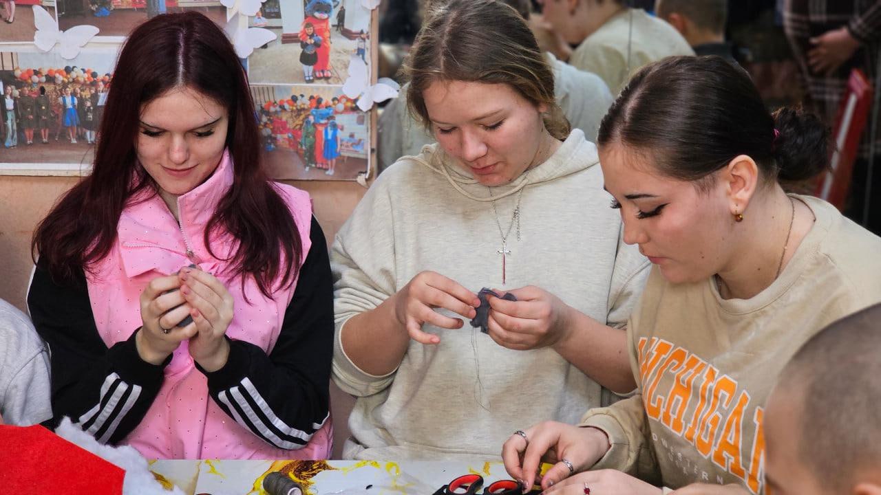 Маленькие талисманы для большой победы: в Семихатке прошла акция «Добрый енот»