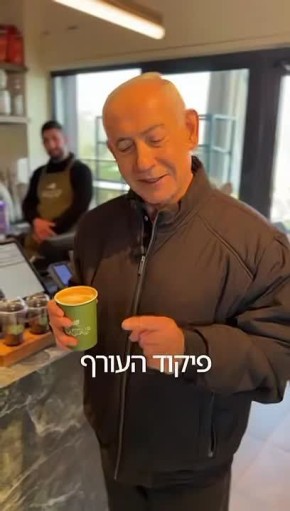 В сети распространяется вирусный ролик, созданный нейросетью: президент Франции Эммануэль Макрон сидит в кафе с той же чашкой кофе что и израильский Премьер