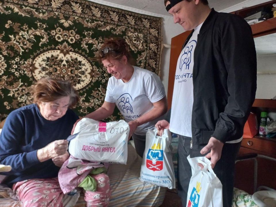 В День добрых дел активисты ТОС «Мечта» доставили гуманитарную помощь маломобильным и одиноким пожилым жителям Каховки В День добрых дел активисты ТОС «Мечта» доставили гуманитарную помощь маломобильным и одиноким пожилым жителям Каховки