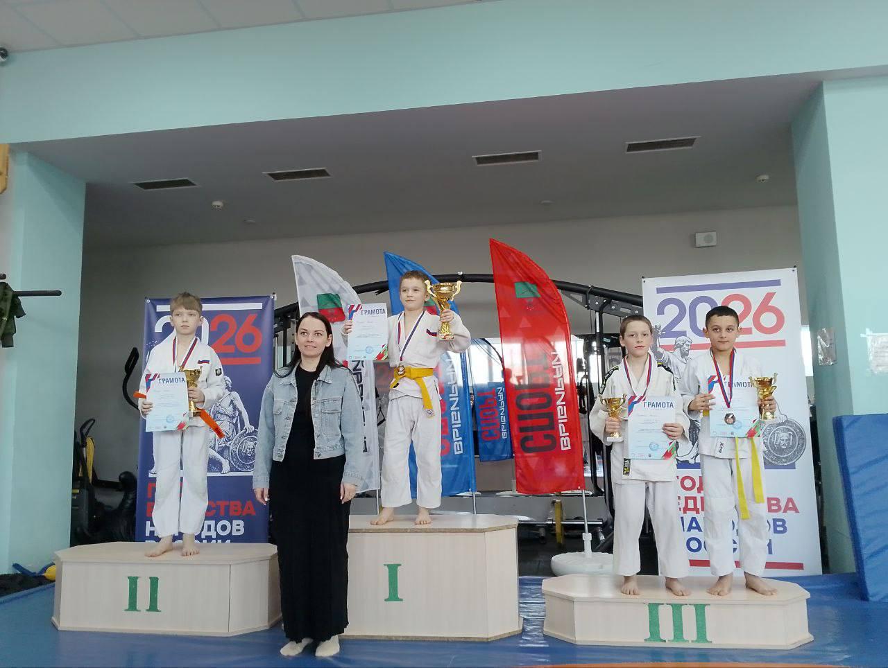 В их глазах — свет первых побед В их глазах — свет первых побед