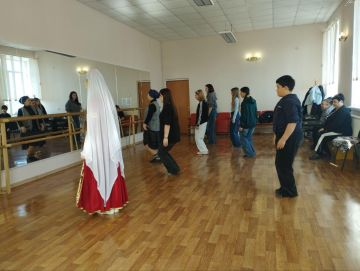 Мастер-класс по крымско-татарскому танцу «Хайтарма» прошёл в Стрелковом