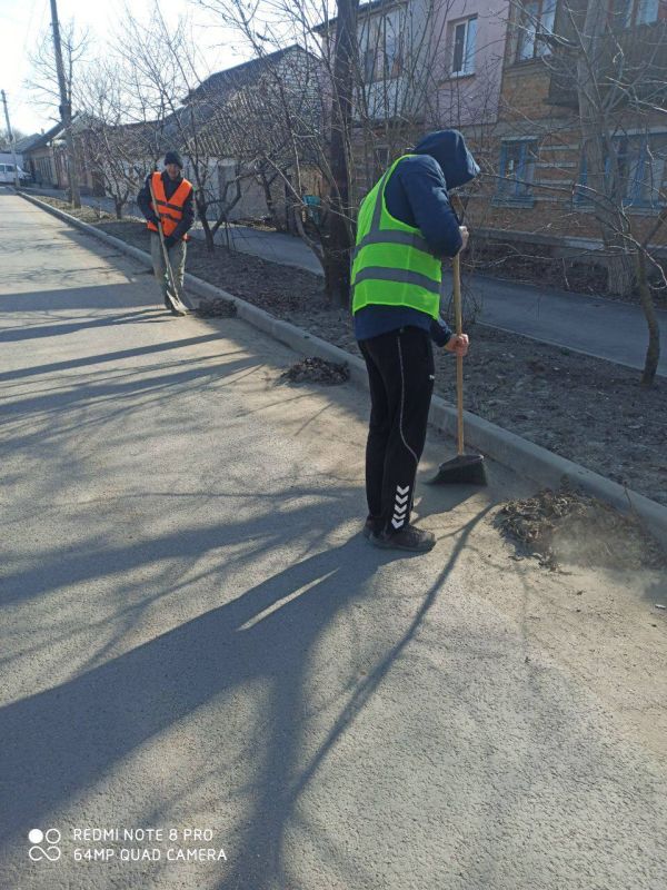В Геническом округе продолжаются работы по весеннему благоустройству В Геническом округе продолжаются работы по весеннему благоустройству