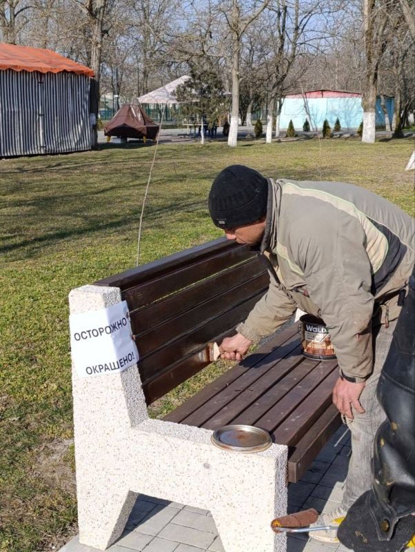 В Геническом округе продолжаются работы по весеннему благоустройству В Геническом округе продолжаются работы по весеннему благоустройству