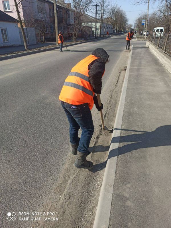 В Геническом округе продолжаются работы по весеннему благоустройству В Геническом округе продолжаются работы по весеннему благоустройству
