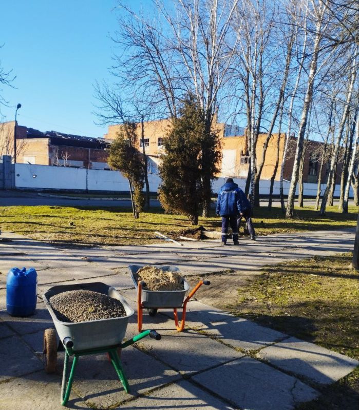 Коммунальные работники Каховки, несмотря на постоянную угрозу со стороны ВСУ, каждый день выходят на свои участки — убирают улицы, дворы и парки Коммунальные работники Каховки, несмотря на постоянную угрозу со стороны ВСУ, каждый день выходят на свои участки — убирают улицы, дворы и парки