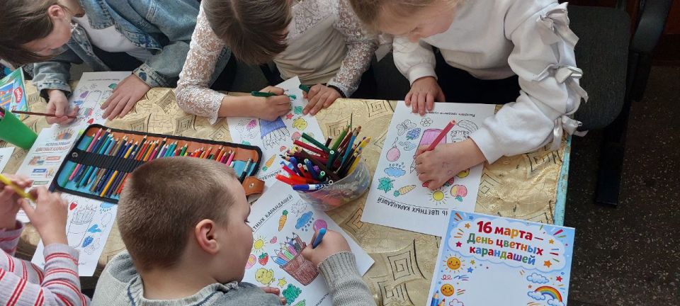 Мир в ярких красках: как в Маркеевском сельском клубе отметили День цветных карандашей Мир в ярких красках: как в Маркеевском сельском клубе отметили День цветных карандашей