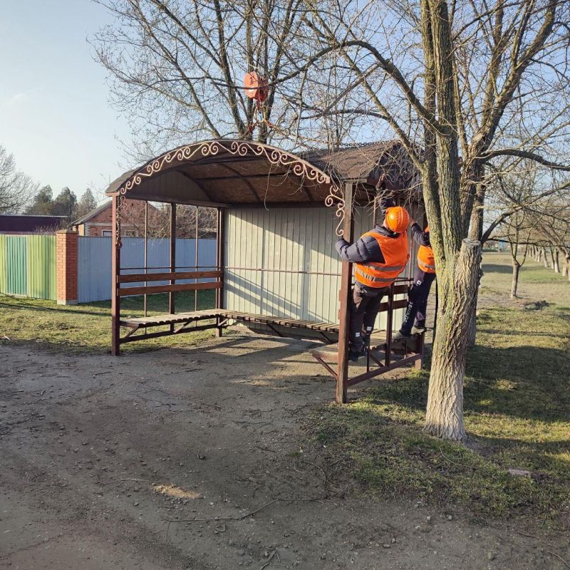 В Сокологорном установлен павильон на остановке общественного транспорта В Сокологорном установлен павильон на остановке общественного транспорта