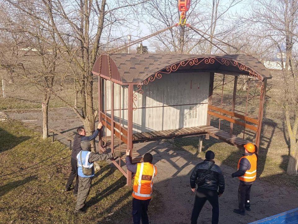 В Сокологорном установлен павильон на остановке общественного транспорта В Сокологорном установлен павильон на остановке общественного транспорта