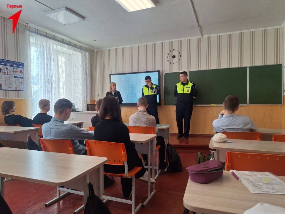 Первые Чаплинской школы № 1 встретились с сотрудниками ГИБДД Первые Чаплинской школы № 1 встретились с сотрудниками ГИБДД