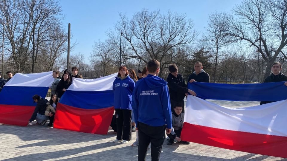 Владимир Сальдо: В Геническе в честь воссоединения Крыма с Россией молодёжь провела акцию «Вместе!» Владимир Сальдо: В Геническе в честь воссоединения Крыма с Россией молодёжь провела акцию «Вместе!»