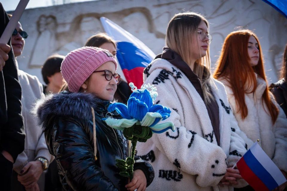 Владимир Сальдо: Ко Дню воссоединения Крыма и Севастополя с Россией в Геническом округе прошёл автопробег «Флаг единства» Владимир Сальдо: Ко Дню воссоединения Крыма и Севастополя с Россией в Геническом округе прошёл автопробег «Флаг единства»